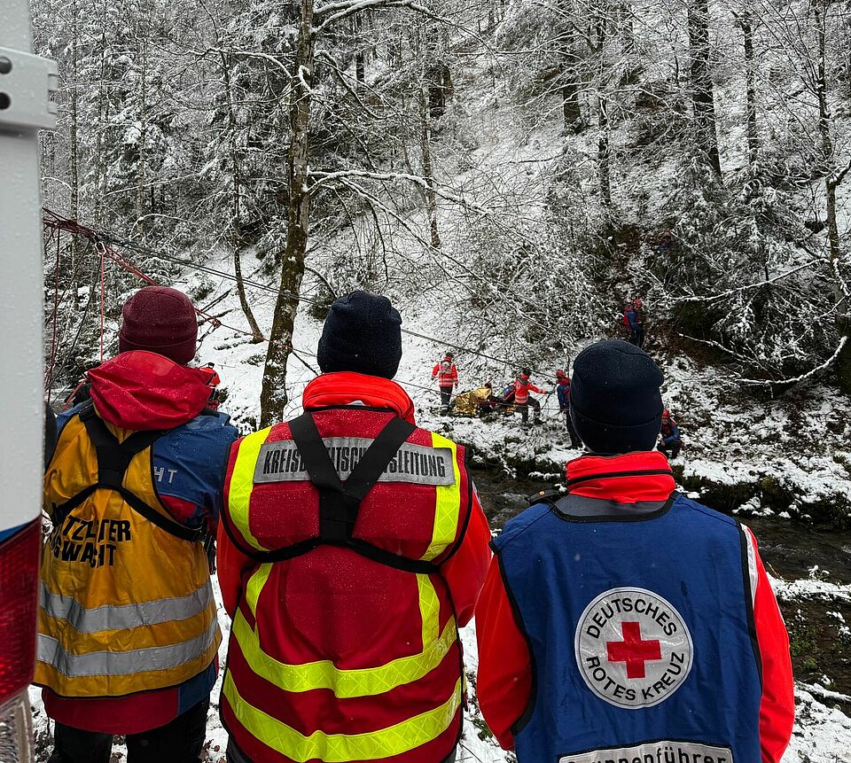 DRK und Bergwacht bei einer Übung Führungskräfte von DRK und Bergwacht arbeiten zusammen